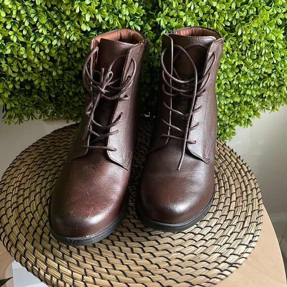 SOLD 🚫 Clarks Collection Laceup Ankle Hollis Jasmine Boots - Picture 2 of 5